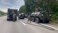 Tanken auf dem Standstreifen Ein Tankwagen betankt einen Panzer.