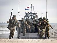 Amphibische Operationen 2 Mehrere deutsche Soldaten laufen mit Sturmgewehren von einem Landungsboot runter.