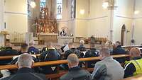 Militärpfarrer Hess bei der Andacht in der Pfarrkirche St Johannes