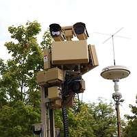 Eine Drohne fliegt neben dem Abwehrsystem ASUL