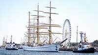 Das Segelschiff ,,Gorch Fock'' beim Einlaufen in einem Hafen