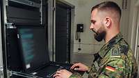 Ein Soldat arbeitet an einem Server in Vorbereitung der CWIX.