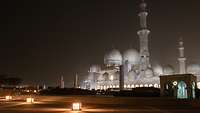 angestrahlte Moschee in Abu Dhabi