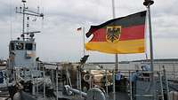 Ein gepanzertes Fahrzeug steht an Deck eines Bootes.