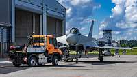 Kampfjet wird auf dem Flugfeld rangiert