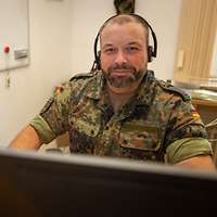 Soldat am Schreibtisch