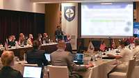 NATO National Reserve Forces Committee Die Teilnehmenden sitzen im Konferenzsaal