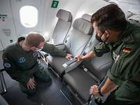 Kontrolle der Sitze und Gurte Ein Soldat und ein Techniker der Bundeswehr kontrollieren die Sitze und Gurte in einem Airbus A321LR