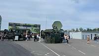 Bundeswehrtruck mit vielen Menschen davor 