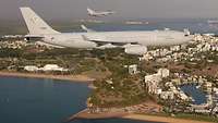 Ein A330 und Eurofighter fliegen gemeinsam bei der Flugshow am Mindil Beach