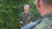 Oberst P im Gespräch mit einem Mitarbeiter aus dem BAAINBw