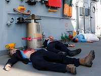 Vier verwundete Soldaten an Oberdeck eines Schiffes