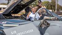 Der australische Verteidigungsminister Richard Marles sitzt im Cockpit des "Air Ambassadors"