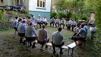 Gesprächsrunde im Garten des Bischof-Hermann-Kunst-Hauses