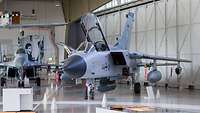 Ein Kampfflugzeug Tornado als Ausstellungstück in einem Flugzeughangar eines Museums