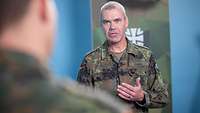 Generalmajor Funke im Gespräch mit einem Soldaten.