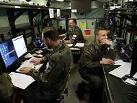 4_VJTF-Uebungsszenario.JPG Drei Soldaten arbeiten an drei Computern.