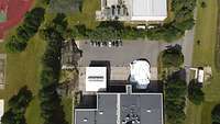 5_VJTF-Uebungsszenario Eine Drohnenaufnahme vom Logistischen Übungszentrum während einer Übung mit mobilen Gefechtsständen.