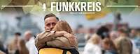 Funkkreis #124: Gemeinsam durch den Einsatz Podcast-Logo "Funkkreis" und Text "Gemeinsam durch den Einsatz", dahinter ein Soldat der eine Frau zum Abschied umarmt.