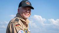 Oberst Gordon Schnitger, Kommodore des Taktischen Luftwaffengeschwader 74 lächelt in die Kamera
