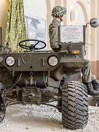 ein historischer Kraftkarren LKW 0,75 Tonnen Pritsche in einer Ausstellungshalle