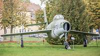ein historischer Jagdbomber auf einer Ausstellungswiese