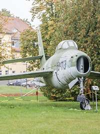 ein historischer Jagdbomber auf einer Ausstellungswiese