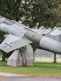 ein Flugzeug auf einem Sockel