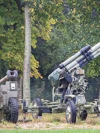 Zwei Artilleriegeschütze