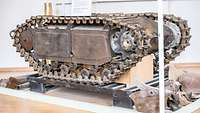 Ein Kettenfahrgestell eines historischen Panzers
