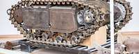 Ein Kettenfahrgestell eines historischen Panzers