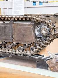 Ein Kettenfahrgestell eines historischen Panzers