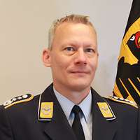 Porträt eines Soldaten im Grünen