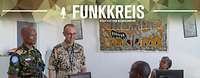 Funkkreis #125: UN-Training in Uganda Podcast-Logo ,,Funkkreis" und Text ,,UN-Training in Uganda", dahinter Soldaten im Gespräch in einem Büro