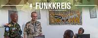 Podcast-Logo ,,Funkkreis" und Text ,,UN-Training in Uganda", dahinter Soldaten im Gespräch in einem Büro