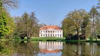 Ein Haus inmitten von Grün an einem See