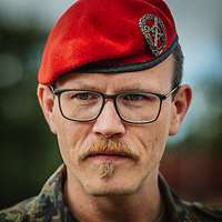 Ein Soldat mit rotem Barett im Porträt