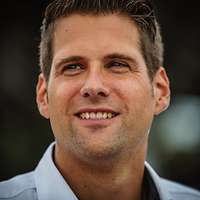 Ein lächelnder Mann im Porträt