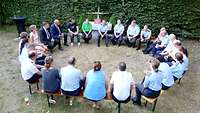 Im Garten traf man sich zu einer Gesprächsrunde mit Generalstabsarzt Dr. Stephan Schoeps
