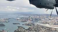 Aus dem Fenster des A400M sieht man Sydney von oben inkl. der Oper