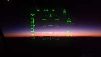 Sonnenaufgang über dem Pazifik Mit Blick durch die Anzeige des Head-up-Displays sieht man einen Sonnenaufgang