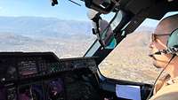 Cochabamba - Anflug in den Talkessel Im Cockpit sieht man den Piloten beim Landeanflug