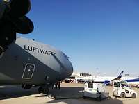 Cochabamba - Am Boden Auf dem Liegeplatz ist der A400M, dahinter ein Flugzeug der Bolivischen Airline zu sehen