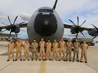 Die Crew und ihr A400M Die Crew steht vor ihrem A400M
