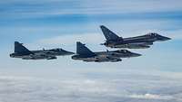 Ein deutscher Eurofighter gefolgt von zwei tschechischen Gripen im Flug