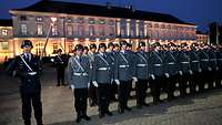 Angetretene Soldaten vor einem Gebäude