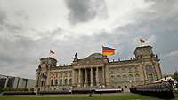 Viele angetretene Soldaten vor dem Reichstagsgebäude in Berlin