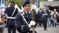 Ein Soldat mit einem Gewehr während einer Vorführung