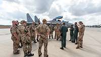 Mehrere Soldaten stehen auf der RAAF Base in Darwin versammelt und führen ein Gespräch