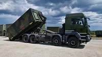 Ein Lkw setzt seine Wechselladepritsche am Zielort ab